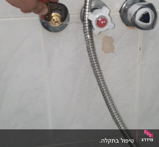 תיקון והחלפת מנגנון ברז בקיר מקלחת באמצעות מפתח צינורות